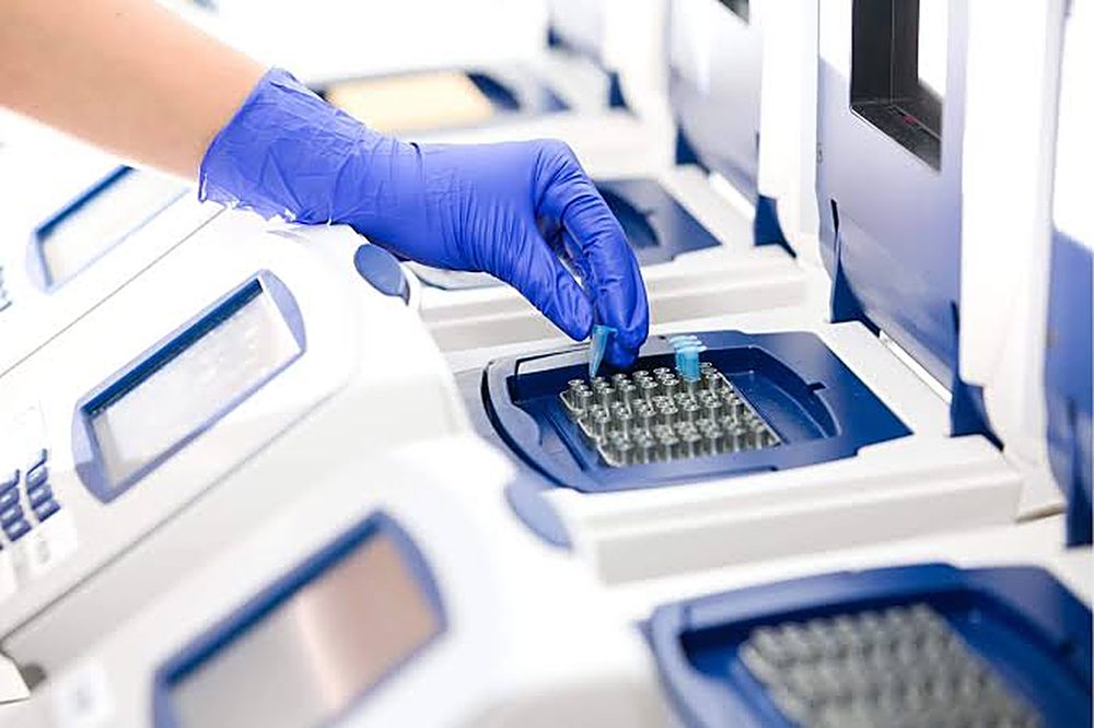 Laboratory pipetting into a multiwell plate